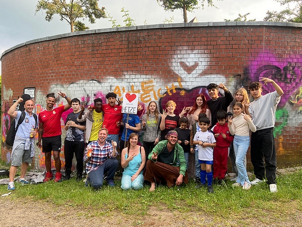 Eine Jugendgruppe aus den Jugendzentren GLEIS21 und STELLWERK beseitigt rassistische Schriftzüge an einer Mauer im Stadtgebiet. © Stadt Ratzeburg