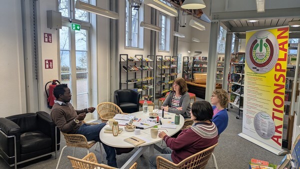 Mitarbeiterinnen der Ratzeburger Stadtbücherei im Gespräch mit Antirassismustrainer Evans Gumbe. © Stadt Ratzeburg